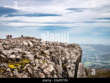 Nicht identifizierte Menschen auf dem Ben Nevis genießen die atemberaubende Aussicht. Stockfoto