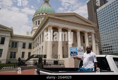 St. Louis, Usa. Juni 2021. Ein Mann sitzt auf der Rückseite eines Pickup-Trucks, als er am Samstag, dem 19. Juni 2021, in St. Louis vor dem Alten Gerichtsgebäude vorbeikommt, wo einst Sklaven auf den Stufen verkauft wurden. Der elfte Juni, jetzt ein Bundesfeiertag, erinnert an den 19. Juni 1865, als Unionssoldaten zwei Monate nach der Kapitulation der Konföderation die Nachricht von der Freiheit an die versklavten Schwarzen in Galveston, Texas, überbrachten. Foto von Bill Greenblatt/UPI Credit: UPI/Alamy Live News Stockfoto