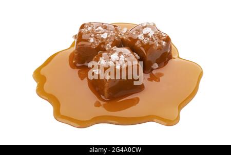 Toffee Süßigkeiten mit Karamellsauce und Salz isoliert auf weißem Hintergrund Stockfoto