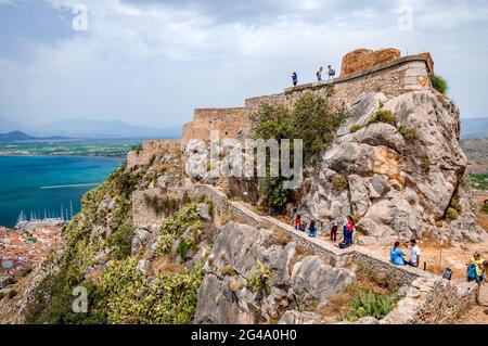 Nafpio, Griechenland - April 30 2018: Die Menschen genießen die atemberaubende Aussicht von Palamidi. Stockfoto