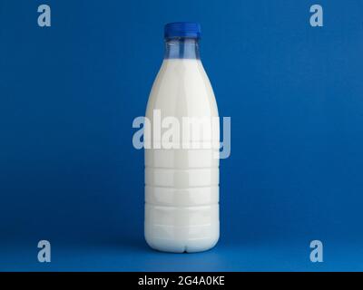 Milchflasche verspottet isoliert auf blauem Hintergrund Stockfoto