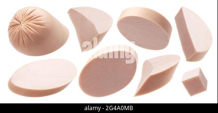Gekochte Wurstscheiben isoliert auf weißem Hintergrund Stockfoto