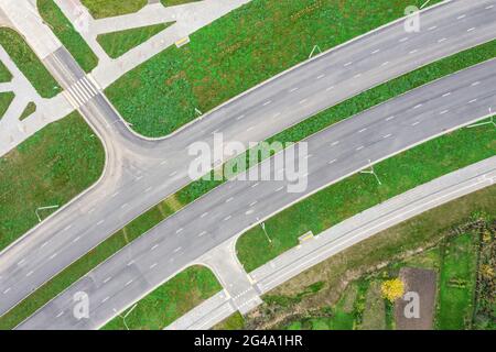 Straßenbaustelle im Vorort. Neue asphaltierte Straße einsatzbereit. Luftaufnahme von oben Stockfoto