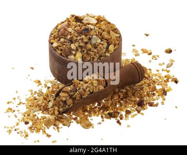 Knusprige Granola in Holzschale isoliert auf weißem Hintergrund Stockfoto