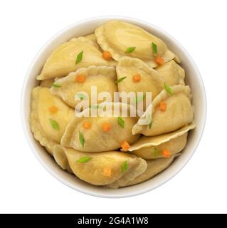Gefüllte Knödel in Schüssel isoliert auf weißem Hintergrund, Draufsicht Stockfoto