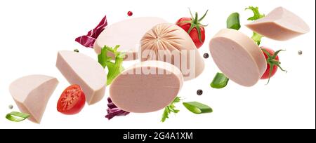 Gekochte Wurstscheiben isoliert auf weißem Hintergrund Stockfoto