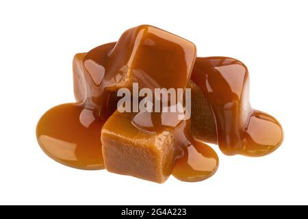 Caramel Bonbons und Karamellsauce auf weißem Hintergrund Stockfoto