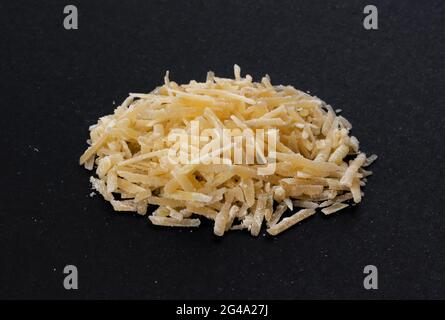 Geriebenen Parmesan auf schwarzem Hintergrund Stockfoto