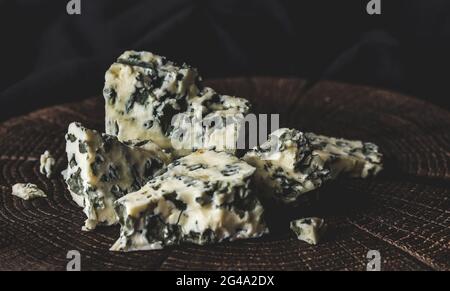 Dänische Blauschimmelkäse auf schwarzen Hintergrund Holz, mit Kopie Raum Stockfoto