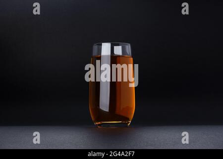 Glas Apfel- und Traubensaft auf schwarzem Hintergrund Stockfoto