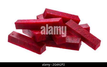 In Scheiben geschnittene rote Rüben Haufen auf weißem Hintergrund Stockfoto