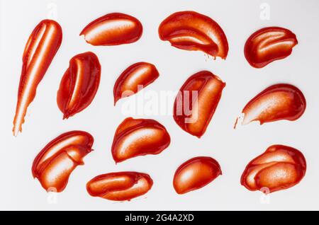 Ketchup Flecken und Spritzer auf weißem Hintergrund Stockfoto