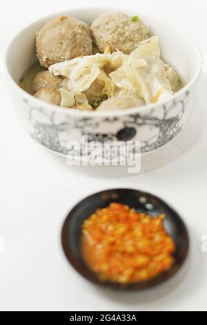 Fleischbällchen mit Suppe und Knödeln Stockfoto