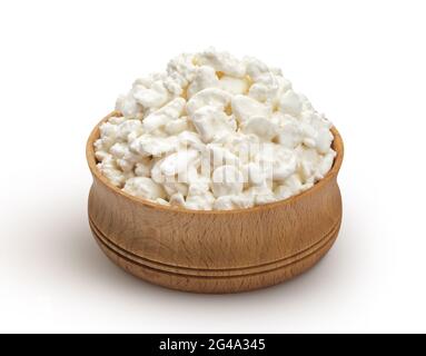 Hüttenkäse in Houten auf weißem Hintergrund Stockfoto