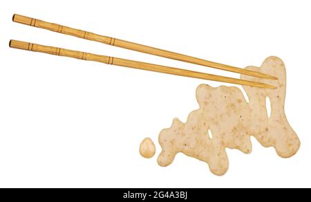 Sesamsauce mit Bambusstäbchen isoliert auf weißem Hintergrund Stockfoto
