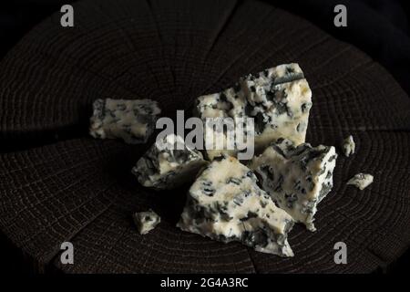 Dänische Blauschimmelkäse auf schwarzen Hintergrund Holz, mit Kopie Raum Stockfoto