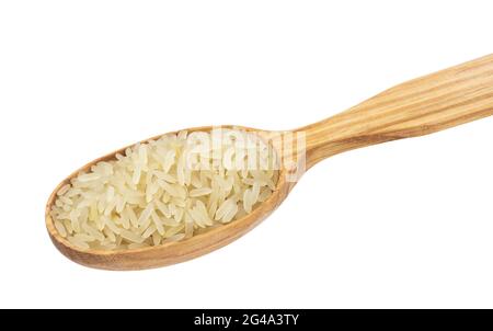 Parboiled Reis im Löffel auf weißem Hintergrund Stockfoto