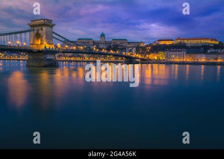 Eines der besten europäischen Reiseziele. Malerischer Blick auf die Stadt mit der bewunderungswerten Kettenbrücke und dem Budaschloss bei Sonnenaufgang, Budapest, Ungarn, EUR Stockfoto