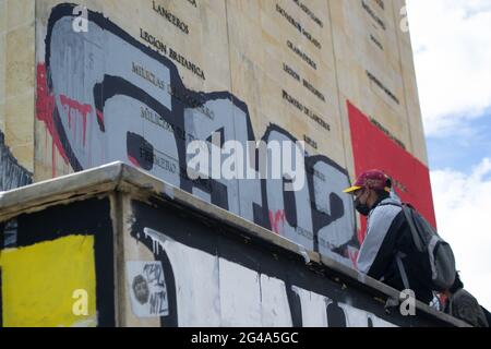 Ein Protestler inmitten von Protesten gegen die nationale Regierung und Polizeigewalt in Bogota, Kolumbien, am 19. Juni 2021 Stockfoto