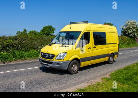 2011 Mercedes Benz Sprinter 313 CDI gelber Fenstertransporter, Stockfoto