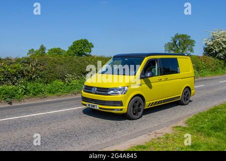 2018 gelber VW Volkswagen Transporter Fenstertransporter, 1968 ccm Diesel auf dem Weg zur Capesthorne Hall classic May Car Show, Ceshire, UK Stockfoto