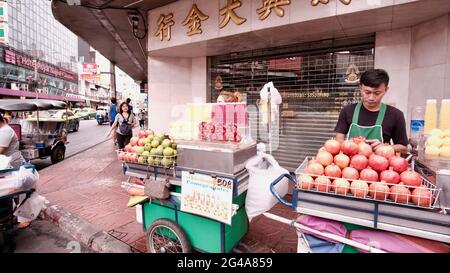 Lebensmittelhändler Straßenverkäufer in Chinatown Bangkok Thailand Stockfoto