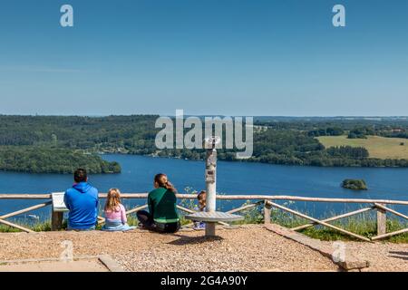 Ry, Dänemark - Juni 16 2021: Himmelbjerget bei Silkeborg genießen viele Menschen das gute Wetter und den Blick über den See. Familie sitzt und schaut hinaus Stockfoto