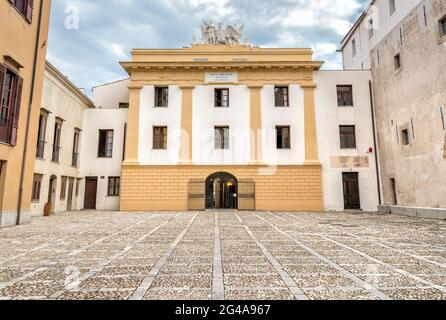 Palermo, Sizilien, Italien - 5. Oktober 2017: Blick auf den Palast Steri Chiaramonte, ist ein historischer Palast im historischen Zentrum von Palermo. Stockfoto