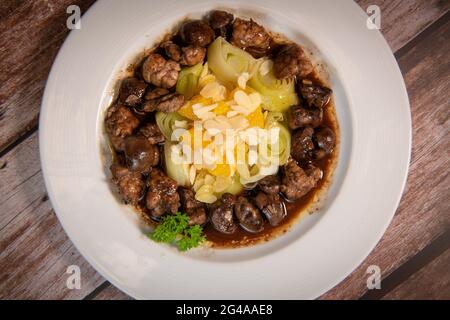 Rezept aus Süßbrot und Lammkniere mit Kakao, Lauch-Pfeifen mit Mandeln und Orangen Stockfoto