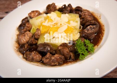 Rezept aus Süßbrot und Lammkniere mit Kakao, Lauch-Pfeifen mit Mandeln und Orangen Stockfoto