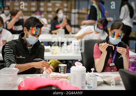 Surrey, Kanada. Juni 2021. Gesundheitshelfer mit Maskeraden bereiten COVID-19-Impfstoffe während einer „Vax-a-thon“-Veranstaltung im Surrey's Guildford Recreation Center in Surrey, British Columbia, Kanada, am 19. Juni 2021 vor. Die 32-stündige Non-Stop-Veranstaltung „Vax-a-thon“ wurde hier am Samstag mit dem Ziel abgehalten, 7,000 Personen für ihre erste Dosis von COVID-19-Impfstoffen zu impfen. Quelle: Liang Sen/Xinhua/Alamy Live News Stockfoto