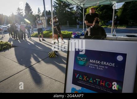 Surrey, Kanada. Juni 2021. Menschen stehen während einer „Vax-a-thon“-Veranstaltung im Surrey's Guildford Recreation Center in Surrey, British Columbia, Kanada, am 19. Juni 2021 an. Die 32-stündige Non-Stop-Veranstaltung „Vax-a-thon“ wurde hier am Samstag mit dem Ziel abgehalten, 7,000 Personen für ihre erste Dosis von COVID-19-Impfstoffen zu impfen. Quelle: Liang Sen/Xinhua/Alamy Live News Stockfoto