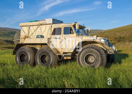 YAMAL, RUSSLAND - 22. AUGUST 2018: Geländefahrzeug-Trekol-Nahaufnahme in der Yamal-Tundra Stockfoto