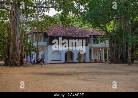 TRINCOMALEE, SRI LANKA - 11. FEBRUAR 2020: Blick auf das ehemalige Gebäude der Kolonialoffiziere auf dem Frederick Fort Stockfoto