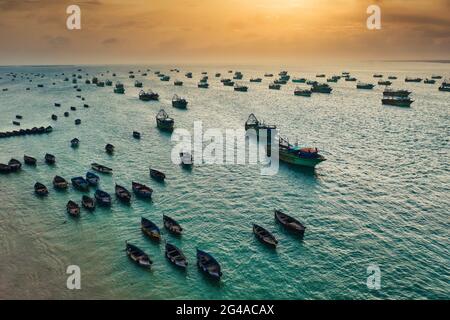 Rameshwaram Hafenbrücke und Boote Stockfoto