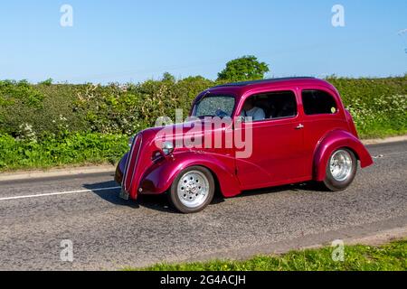 1954 50er Jahre roter Ford Popular, 3500 ccm Benzin modifizierter Hot Rod, 2dr Limousine auf dem Weg zur Capesthorne Hall classic May Car Show, Ceshire, UK Stockfoto