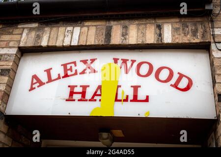 Im Mai 2021 warfen die Demonstranten der Extinction Rebellion gelbe Farbe auf Alex Wood Hall, das Hauptquartier der Cambridge Labour Party. Stockfoto