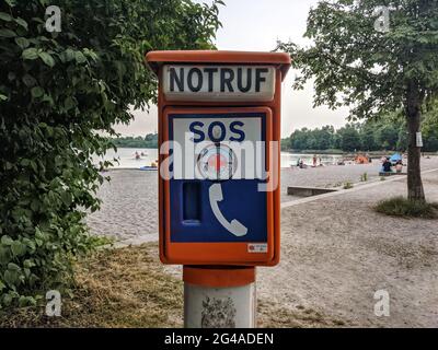 München, Bayern, Deutschland. Juni 2021. Eine Rettungswache (Wasserwacht) an den Langwiederseen im Westen Münchens. Quelle: Sachelle Babbar/ZUMA Wire/Alamy Live News Stockfoto