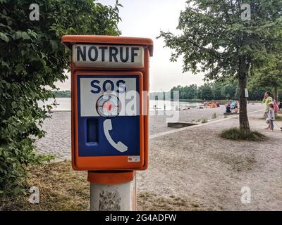 München, Bayern, Deutschland. Juni 2021. Eine Rettungswache (Wasserwacht) an den Langwiederseen im Westen Münchens. Quelle: Sachelle Babbar/ZUMA Wire/Alamy Live News Stockfoto