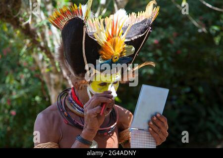 Huli wigman bereitet sich auf das Singen im Dorf Hedemari in der Nähe von Tari in der Provinz Hela in PNG vor. Stockfoto