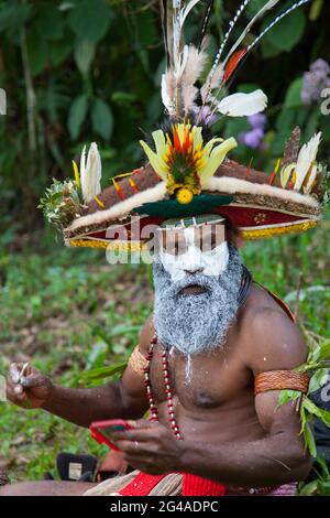 Huli wigman bereitet sich auf das Singen im Dorf Hedemari in der Nähe von Tari in der Provinz Hela in PNG vor. Stockfoto