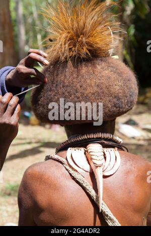 Huli Wigmen bereiten sich auf das Singen im Dorf Hedemari in der Nähe von Tari in der Provinz Hela in PNG vor. Stockfoto