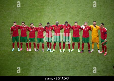 19. Juni 2021, Bayern, München: Fußball: Europameisterschaft, Portugal - Deutschland, Vorrunde, Gruppe F, 2. Spieltag in der EM Arena. Die Portugiesen Bruno Fernandes (l-r), Diogo Jota, Bernardo Silva, Raphael Guerreiro, Nelson Semedo, Danilo Pereira, William Carvalho, Ruben Dias, Pepe, Torwart Rui Patricio, Und Cristiano Ronaldo vor dem Spiel. Foto: Federico Gambarini/dpa - WICHTIGER HINWEIS: Gemäß den Bestimmungen der DFL Deutsche Fußball Liga und/oder des DFB Deutscher Fußball-Bund ist es untersagt, im Stadion und/oder vom Spiel aufgenommene Fotos zu verwenden oder zu verwenden Stockfoto