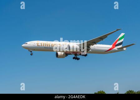 Emirates Boeing 777 Airliner-Düsenflugzeug A6-EPV kommt im Finale an und landet am Flughafen London Heathrow, Großbritannien. Flagge Fluggesellschaft der Vereinigten Arabischen Emirate Stockfoto