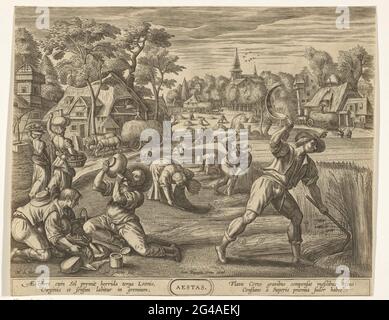 Sommer; Aestas; die vier Jahreszeiten. Die Bauern ernten Getreide im Vordergrund. Erntewagen bringen das Getreide in den Schuppen. Einige Bauern auf der linken Seite sind bereit für ihre Ruhepause und Getränke und Essen. Im Hintergrund das Gras mähen. Heuwagen bringen das gemähtem Gras in die Scheune. Der Druck hat eine lateinische Beschriftung und ist Teil einer Serie mit den vier Jahreszeiten als Thema. Stockfoto