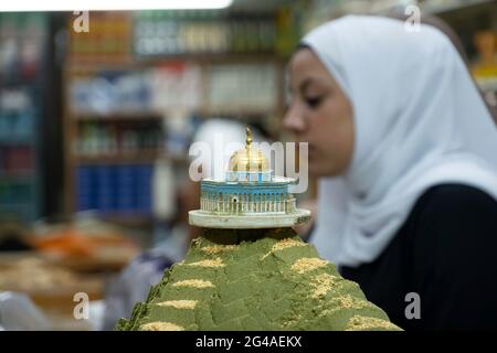 Miniatur-Modell der Kuppel der Moschee Rock auf einer Pyramide von za'tar (zerdrückten Thymian) garniert mit Sesam und Sumach in einem Gewürz-Shop im muslimischen Viertel alt Stadt Ost-Jerusalem Israel Stockfoto