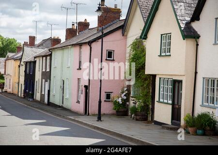 Prestegn, Powys, Wales. Juni 2021. Reihe von bunten Häusern auf der Broad Street, Presteigne Stockfoto