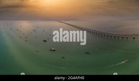 Rameshwaram Hafenbrücke und Boote Stockfoto