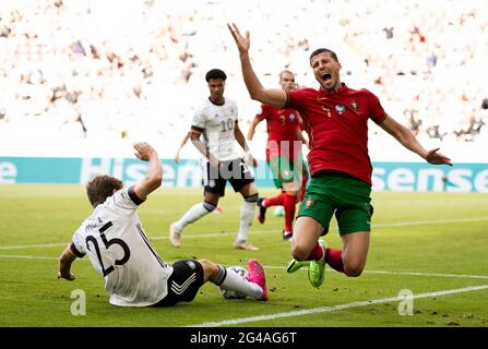 München, Deutschland. Juni 2021. Fußball: Europameisterschaft, Portugal - Deutschland, Vorrunde, Gruppe F, Spieltag 2, In der EM Arena in München. Der deutsche Thomas Müller (l.) und der portugiesische Ruben Dias in Aktion. Quelle: Christian Charisius/dpa/Alamy Live News Stockfoto