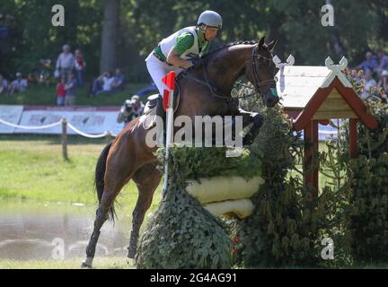 19. Juni 2021, Niedersachsen, Luhmühlen: Pferdesport: Deutsche Meisterschaften, Eventing. Der lettische Rennfahrer Aistis Vitkauskas fährt Commander VG im Langlauf-Wettbewerb (5*-L). Foto: Friso Gentsch/dpa Stockfoto